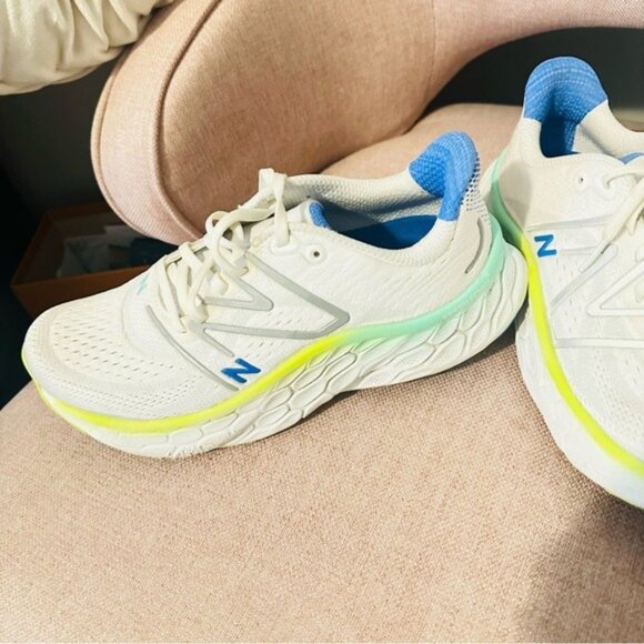 New Balance Women’s Fresh Foam More V4 in White/Cobalt Size 7.5 - Picture 8 of 13